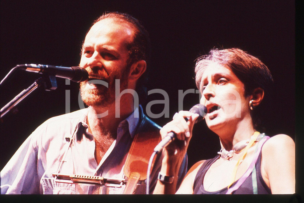 35mm vintage slide* 1989 MODENA Francesco DE GREGORI e Joan BAEZ in concerto (3)