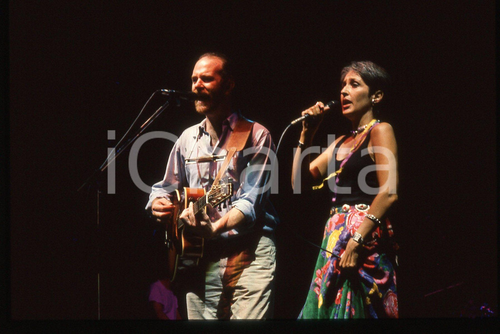 35mm vintage slide* 1989 MODENA Francesco DE GREGORI e Joan BAEZ in concerto (5)