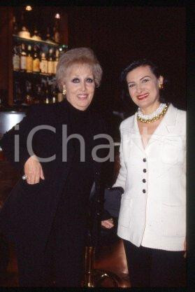 Paloma PICASSO & Anna MASCOLO - MILAN Restaurant 1995 ca * 35 mm vintage slide 5