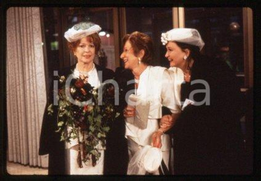 Diane LADD Olympia DUKAKIS CINEMA THE CEMETERY CLUB 1993 * 35 mm vintage slide 4