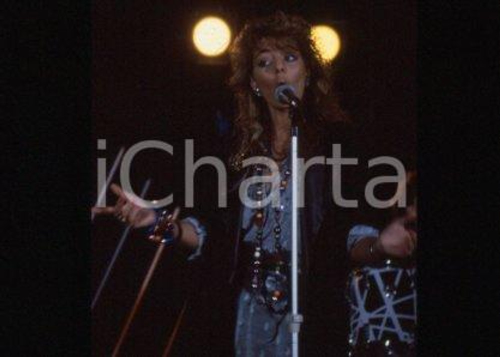 SANDRA Ann LAUER - MUSIC Pop singer on a stage 1985 ca * 35 mm vintage slide 59