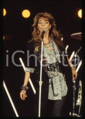 SANDRA Ann LAUER - MUSIC Pop singer on a stage 1985 ca * 35 mm vintage slide 62