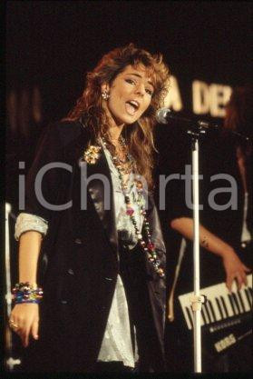 SANDRA Ann LAUER - MUSIC Pop singer on a stage 1985 ca * 35 mm vintage slide 69