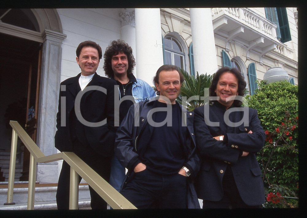 35mm vintage slide 1990ca SANREMO I POOH Roby FACCHINETTI Stefano D'ORAZIO   Diapositiva d'epoca, in formato 35 mm.Nella diapositiva il gruppo dei Pooh: Roby Facchinetti, Dodi Battaglia, Stefano D'Orazio e Red Canzian.  CONDIZIONI: GOOD E' severamente vietata la riproduzione. Tutti i diritti sono riservati. ICharta mette in vendita, sul negozio eBay e in esclusiva sul sito "icharta" il proprio archivio composto da numerose diapositive e negativi fotografici d'epoca, tutti originali e autentici, che attraversano la storia del costume italiano tra gli la fine degli anni Sessanta e Novanta.Si tratta di uno sguardo inedito sull'attualit&agrave;, la politica, la vita quotidiana, il gossip e la cultura, che fotografa il cambiamento della nazione in quest'ultimo scorcio del XX secolo. Un'occasione unica per il mercato del collezionismo, che vede finalmente disponibile un archivio eccezionale per vastit&agrave;, tematiche e condizioni, in un settore (il negativo fotografico e la diapositiva) di assoluta novit&agrave; e dalle interessanti prospettive di investimento.  originale e autentica 1