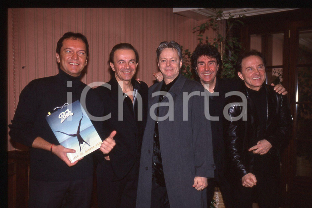 35mm vintage slide* 2000 ITALIA MUSICA i POOH con Tommy EMMANUEL   Diapositiva d'epoca, in formato 35 mm.Nella diapositiva il gruppo dei Pooh: Roby Facchinetti, Dodi Battaglia, Stefano D'Orazio e Red Canzian con il chitarrista australiano Tommy Emmanuel.  CONDIZIONI: GOOD E' severamente vietata la riproduzione. Tutti i diritti sono riservati. ICharta mette in vendita, sul negozio eBay e in esclusiva sul sito "icharta" il proprio archivio composto da numerose diapositive e negativi fotografici d'epoca, tutti originali e autentici, che attraversano la storia del costume italiano tra gli la fine degli anni Sessanta e Novanta.Si tratta di uno sguardo inedito sull'attualit&agrave;, la politica, la vita quotidiana, il gossip e la cultura, che fotografa il cambiamento della nazione in quest'ultimo scorcio del XX secolo. Un'occasione unica per il mercato del collezionismo, che vede finalmente disponibile un archivio eccezionale per vastit&agrave;, tematiche e condizioni, in un settore (il negativo fotografico e la diapositiva) di assoluta novit&agrave; e dalle interessanti prospettive di investimento.  originale e autentica 1
