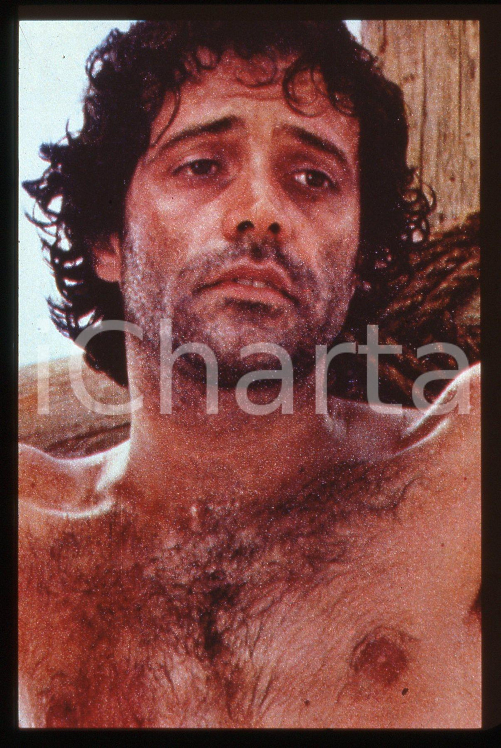 35mm vintage slide* 1980 IL LADRONE Enrico MONTESANO in una scena del film   Diapositiva d'epoca, in formato 35 mm.  CONDIZIONI: GOODE' severamente vietata la riproduzione. Tutti i diritti sono riservati. ICharta mette in vendita, sul negozio eBay e in esclusiva sul sito "icharta" il proprio archivio composto da numerose diapositive e negativi fotografici d'epoca, tutti originali e autentici, che attraversano la storia del costume italiano tra gli la fine degli anni Sessanta e Novanta.Si tratta di uno sguardo inedito sull'attualit&agrave;, la politica, la vita quotidiana, il gossip e la cultura, che fotografa il cambiamento della nazione in quest'ultimo scorcio del XX secolo. Un'occasione unica per il mercato del collezionismo, che vede finalmente disponibile un archivio eccezionale per vastit&agrave;, tematiche e condizioni, in un settore (il negativo fotografico e la diapositiva) di assoluta novit&agrave; e dalle interessanti prospettive di investimento.  originale e autentica 1