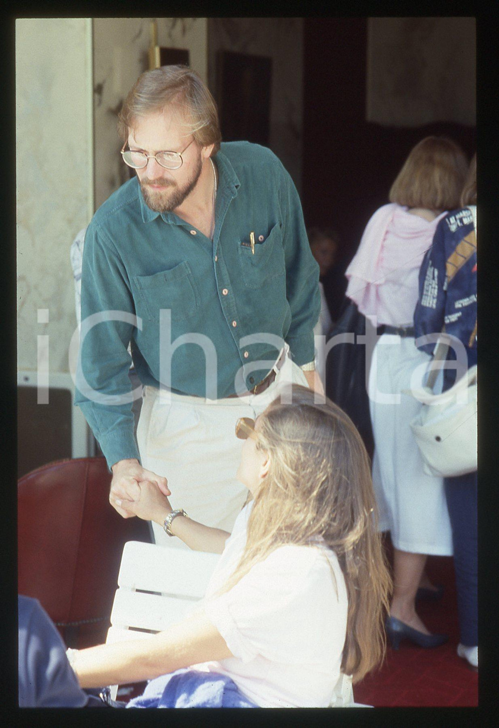 35mm vintage slide* 1985ca USA CINEMA William HURT saluta un'ammiratrice (2)