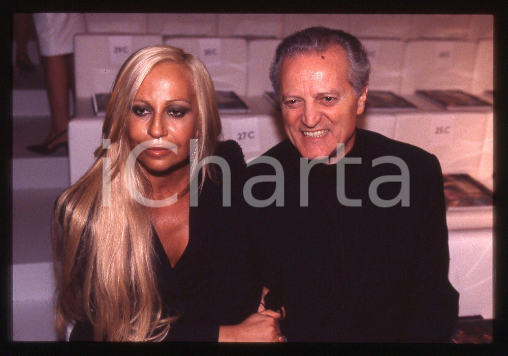 35mm vintage slide* 1999 MILANO Donatella e Santo VERSACE a una sfilata GUCCI 2