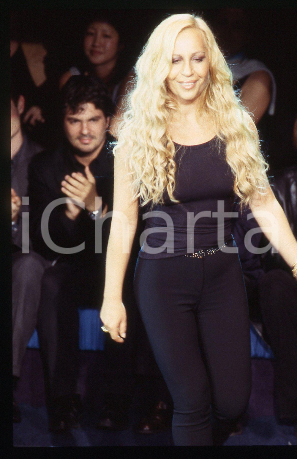 35mm vintage slide* 1998 MILANO Donatella VERSACE in passerella dopo sfilata (2)