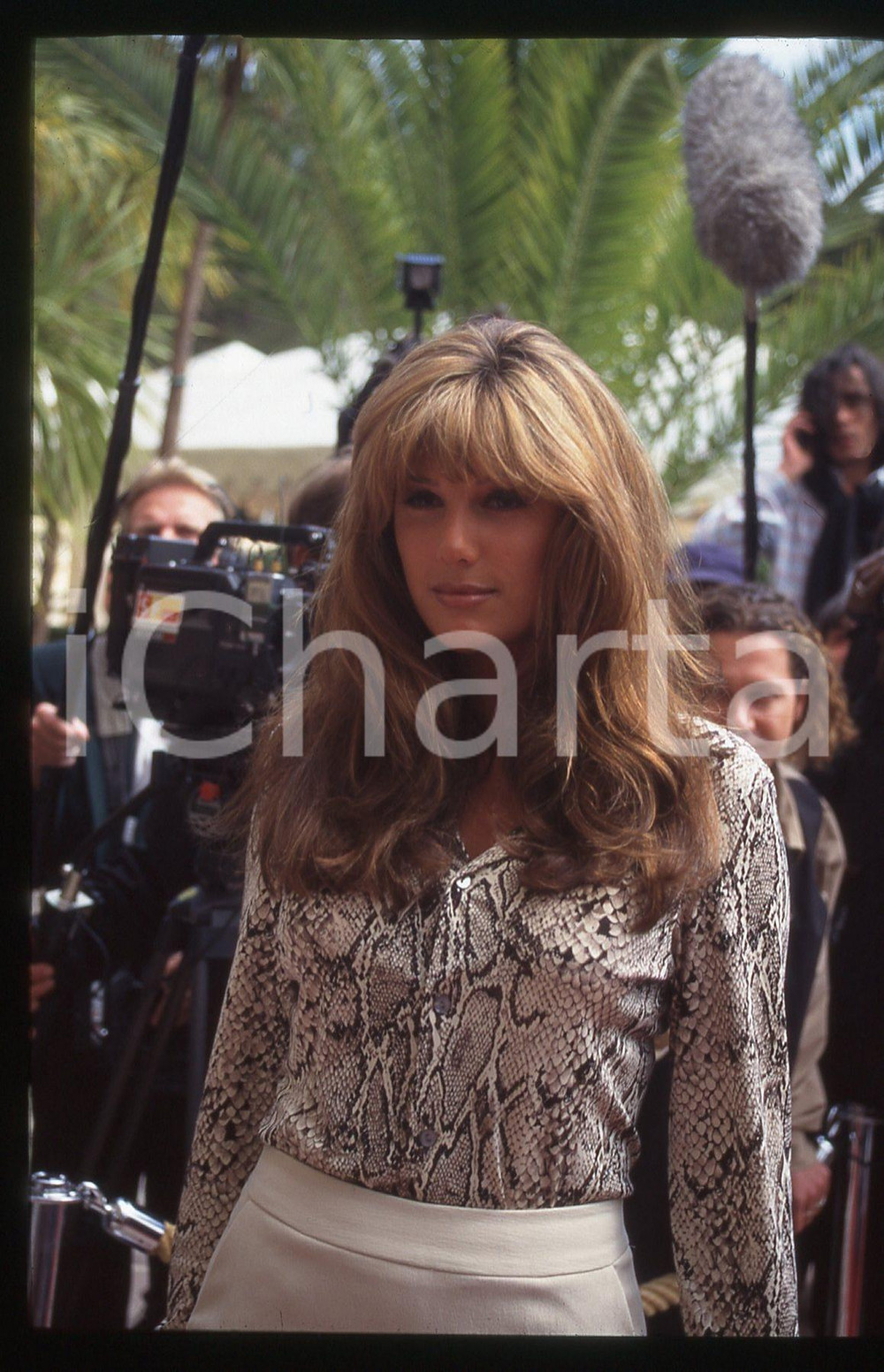 35mm vintage slide* 1995ca COSTUME Daisy FUENTES Ritratto della conduttrice (2)