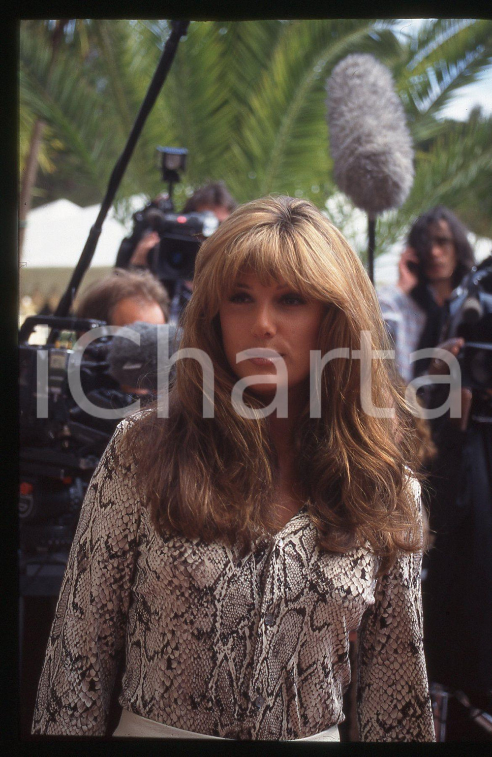 35mm vintage slide* 1995ca COSTUME Daisy FUENTES Ritratto della conduttrice (3)