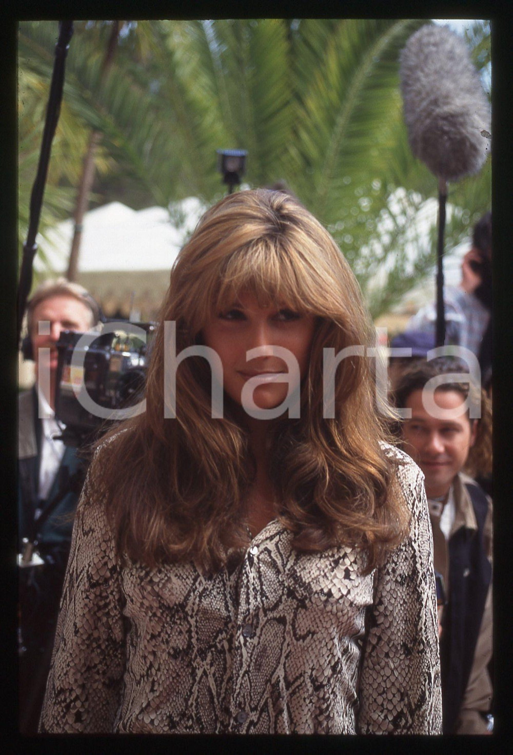 35mm vintage slide* 1995ca COSTUME Daisy FUENTES Ritratto della conduttrice (8)