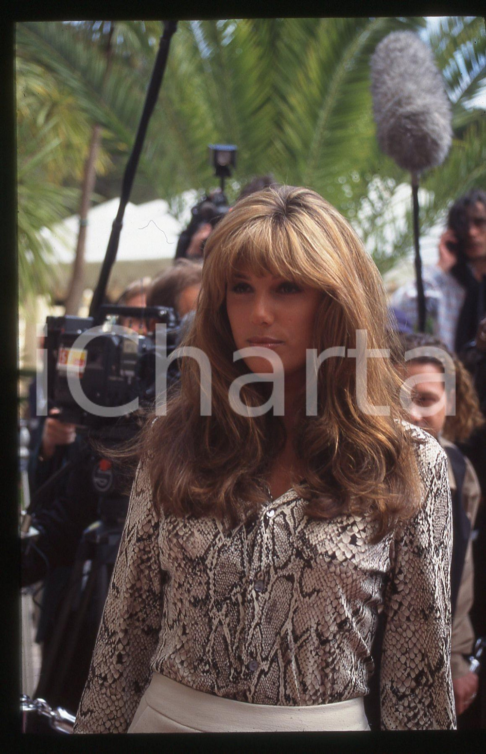 35mm vintage slide* 1995ca COSTUME Daisy FUENTES Ritratto della conduttrice (9)