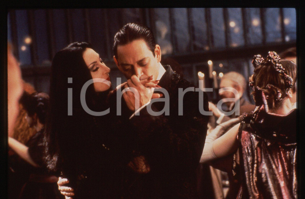 35mm vintage slide* 1991 THE ADDAMS FAMILY Raul JULIA e Anjelica HUSTON *3