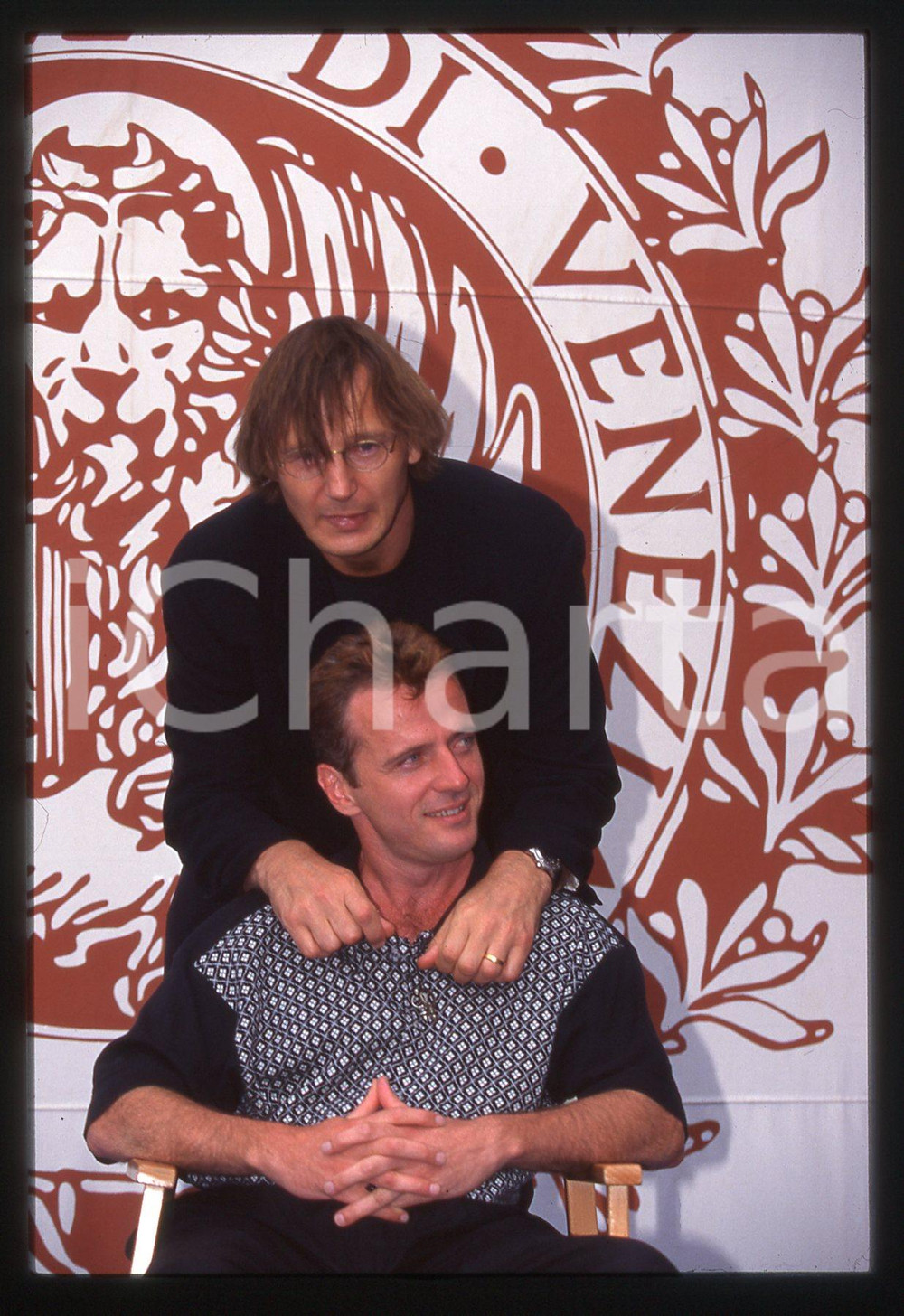 35mm vintage slide* 1996 Festival VENEZIA Aidan QUINN e Liam NEESON Ritratto   Diapositiva d'epoca, in formato 35 mm.CONDIZIONI: GOODE' severamente vietata la riproduzione. Tutti i diritti sono riservati. ICharta mette in vendita, sul negozio eBay e in esclusiva sul sito "icharta" il proprio archivio composto da numerose diapositive e negativi fotografici d'epoca, tutti originali e autentici, che attraversano la storia del costume italiano tra gli la fine degli anni Sessanta e Novanta.Si tratta di uno sguardo inedito sull'attualit&agrave;, la politica, la vita quotidiana, il gossip e la cultura, che fotografa il cambiamento della nazione in quest'ultimo scorcio del XX secolo. Un'occasione unica per il mercato del collezionismo, che vede finalmente disponibile un archivio eccezionale per vastit&agrave;, tematiche e condizioni, in un settore (il negativo fotografico e la diapositiva) di assoluta novit&agrave; e dalle interessanti prospettive di investimento.  GOOD/buono   originale e autentica 1