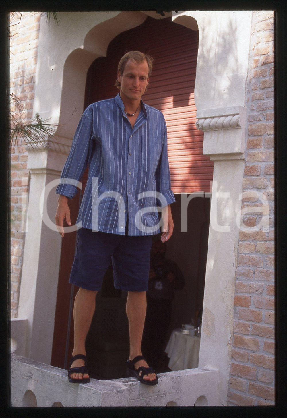 35mm vintage slide* 1994 VENEZIA Woody HARRELSON posa affacciato ad un balcone 3
