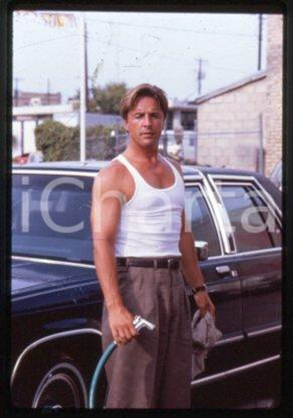 Don JOHNSON Film "THE HOT SPOT" Actor 1990 * 35 mm vintage slide 8  Diapositiva d'epoca, in formato 35 mm.CONDIZIONI: GOODE' severamente vietata la riproduzione. Tutti i diritti sono riservati.Nella diapositiva ICharta mette in vendita, sul negozio eBay e in esclusiva sul sito "icharta" il proprio archivio composto da numerose diapositive e negativi fotografici d'epoca, tutti originali e autentici, che attraversano la storia del costume italiano tra gli la fine degli anni Sessanta e Novanta.Si tratta di uno sguardo inedito sull'attualit&agrave;, la politica, la vita quotidiana, il gossip e la cultura, che fotografa il cambiamento della nazione in quest'ultimo scorcio del XX secolo. Un'occasione unica per il mercato del collezionismo, che vede finalmente disponibile un archivio eccezionale per vastit&agrave;, tematiche e condizioni, in un settore (il negativo fotografico e la diapositiva) di assoluta novit&agrave; e dalle interessanti prospettive di investimento.  CONDIZIONI:FAIR/discreto originale e autentica 1