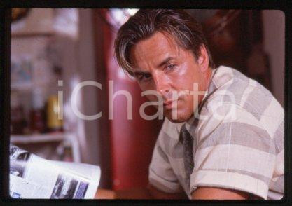 Don JOHNSON - CINEMA "THE HOT SPOT" Actor 1990 * 35 mm vintage slide 1  Diapositiva d'epoca, in formato 35 mm.CONDIZIONI: GOODE' severamente vietata la riproduzione. Tutti i diritti sono riservati.Nella diapositiva ICharta mette in vendita, sul negozio eBay e in esclusiva sul sito "icharta" il proprio archivio composto da numerose diapositive e negativi fotografici d'epoca, tutti originali e autentici, che attraversano la storia del costume italiano tra gli la fine degli anni Sessanta e Novanta.Si tratta di uno sguardo inedito sull'attualit&agrave;, la politica, la vita quotidiana, il gossip e la cultura, che fotografa il cambiamento della nazione in quest'ultimo scorcio del XX secolo. Un'occasione unica per il mercato del collezionismo, che vede finalmente disponibile un archivio eccezionale per vastit&agrave;, tematiche e condizioni, in un settore (il negativo fotografico e la diapositiva) di assoluta novit&agrave; e dalle interessanti prospettive di investimento.   FAIR/discreto   originale e autentica 1