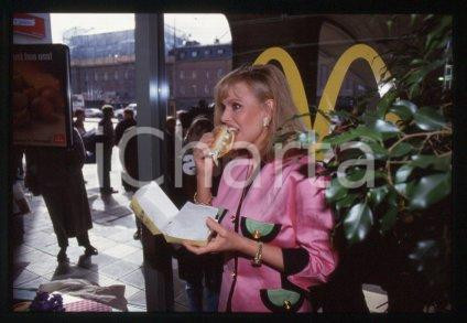 Britt EKLAND MCDONALD'S Stockholm Swedish actress 1992 ca * 35mm vintage slide 3