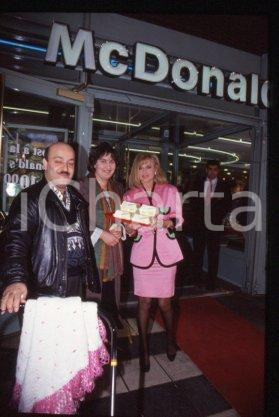 Britt EKLAND MCDONALD'S Stockholm Swedish actress 1992 ca *35mm vintage slide 17