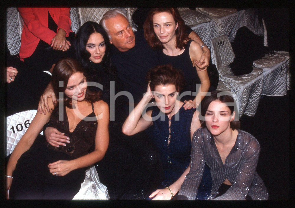 Giorgio ARMANI Maria Grazia CUCINOTTA Ornella MUTI 1995 *35mm vintage slide 2  Diapositiva d'epoca, in formato 35 mm. E' inoltre ritratta Francesca Neri.Per i diritti rivolgersi a ICharta.E' severamente vietata la riproduzione. Tutti i diritti sono riservati.Nella diapositiva ICharta mette in vendita, sul negozio eBay e in esclusiva sul sito "icharta" il proprio archivio composto da numerose diapositive e negativi fotografici d'epoca, tutti originali e autentici, che attraversano la storia del costume italiano tra gli la fine degli anni Sessanta e Novanta.Si tratta di uno sguardo inedito sull'attualit&agrave;, la politica, la vita quotidiana, il gossip e la cultura, che fotografa il cambiamento della nazione in quest'ultimo scorcio del XX secolo. Un'occasione unica per il mercato del collezionismo, che vede finalmente disponibile un archivio eccezionale per vastit&agrave;, tematiche e condizioni, in un settore (il negativo fotografico e la diapositiva) di assoluta novit&agrave; e dalle interessanti prospettive di investimento.  CONDIZIONI:GOOD/buono originale e autentica 1