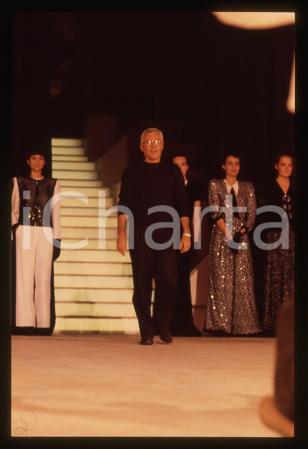 Giorgio ARMANI - MODA Sfilata primavera-estate 1995 ca * 35mm vintage slide 16  Diapositiva d'epoca, in formato 35 mm.Per i diritti rivolgersi a ICharta.E' severamente vietata la riproduzione. Tutti i diritti sono riservati. ICharta mette in vendita, sul negozio eBay e in esclusiva sul sito "icharta" il proprio archivio composto da numerose diapositive e negativi fotografici d'epoca, tutti originali e autentici, che attraversano la storia del costume tra la fine degli anni Sessanta e Novanta.Si tratta di uno sguardo inedito sull'attualità, la politica, la vita quotidiana, il gossip e la cultura, che fotografa il cambiamento della nazione in quest'ultimo scorcio del XX secolo. Un'occasione unica per il mercato del collezionismo, che vede finalmente disponibile un archivio eccezionale per vastità, tematiche e condizioni, in un settore (il negativo fotografico e la diapositiva) di assoluta novità e dalle interessanti prospettive di investimento.  GOOD/buono   originale e autentica 1