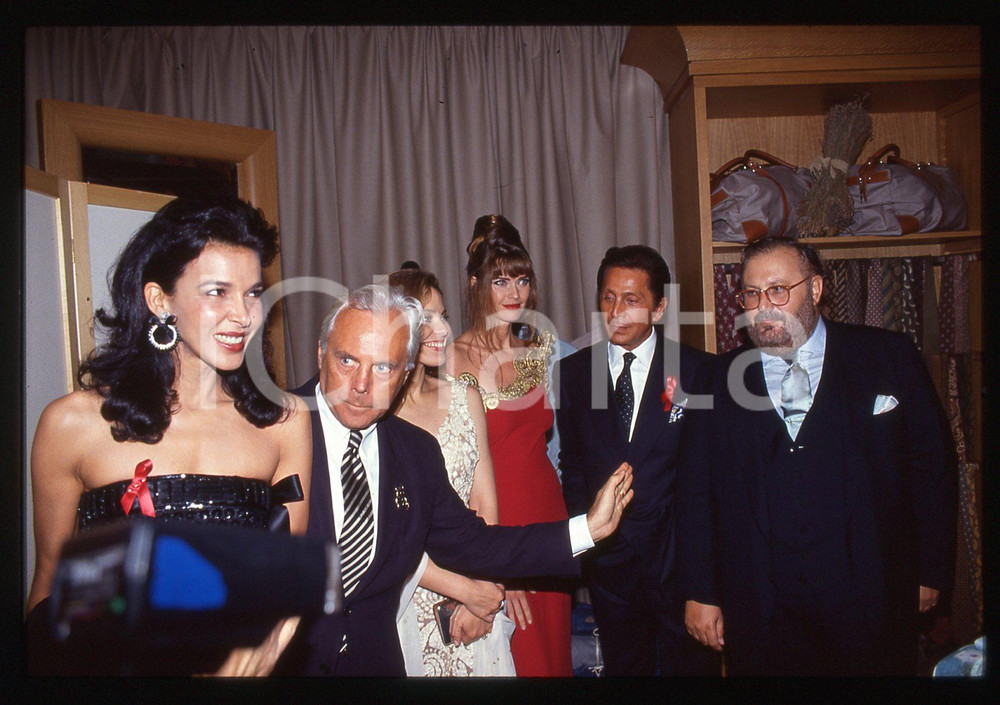 Giorgio ARMANI Ornella MUTI Carol ALT - MILANO 1992 * 35mm vintage slide 6 Diapositiva d'epoca, in formato 35 mm.Si trattava di Convivio, evento benefico per la lotta all'AIDS tenutosi a Milano nel 1992. Sono inoltre ritratti Valentino Garavani e Gianfranco Ferr&egrave;. Per i diritti rivolgersi a ICharta.E' severamente vietata la riproduzione. Tutti i diritti sono riservati.Nella diapositiva ICharta mette in vendita, sul negozio eBay e in esclusiva sul sito "icharta" il proprio archivio composto da numerose diapositive e negativi fotografici d'epoca, tutti originali e autentici, che attraversano la storia del costume italiano tra gli la fine degli anni Sessanta e Novanta.Si tratta di uno sguardo inedito sull'attualit&agrave;, la politica, la vita quotidiana, il gossip e la cultura, che fotografa il cambiamento della nazione in quest'ultimo scorcio del XX secolo. Un'occasione unica per il mercato del collezionismo, che vede finalmente disponibile un archivio eccezionale per vastit&agrave;, tematiche e condizioni, in un settore (il negativo fotografico e la diapositiva) di assoluta novit&agrave; e dalle interessanti prospettive di investimento.  GOOD/buono   originale e autentica 1