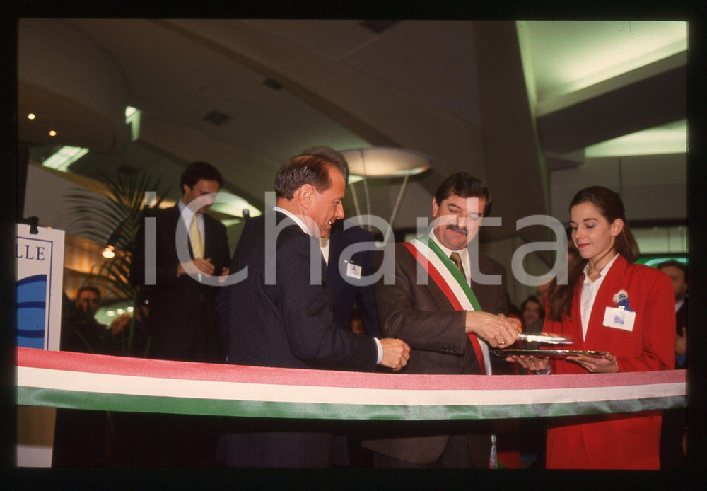 Silvio BERLUSCONI SHOPVILLE GRAN RENO a CASALECCHIO 1993 * 35 mm vintage slide Diapositiva scattata durante l'inaugurazione del centro commerciale SHOPVILLE GRAN RENO a CASALECCHIO DI RENO nel 1993.Nella diapositiva sono inoltre presenti Roger Flament e il sindaco Ghino Collina. Diapositiva d'epoca, in formato 35 mm.CONDIZIONI: GOODE' severamente vietata la riproduzione. Tutti i diritti sono riservati. ICharta mette in vendita, sul negozio eBay e in esclusiva sul sito "icharta" il proprio archivio composto da numerose diapositive e negativi fotografici d'epoca, tutti originali e autentici, che attraversano la storia del costume italiano tra gli la fine degli anni Sessanta e Novanta.Si tratta di uno sguardo inedito sull'attualità, la politica, la vita quotidiana, il gossip e la cultura, che fotografa il cambiamento della nazione in quest'ultimo scorcio del XX secolo. Un'occasione unica per il mercato del collezionismo, che vede finalmente disponibile un archivio eccezionale per vastità, tematiche e condizioni, in un settore (il negativo fotografico e la diapositiva) di assoluta novità e dalle interessanti prospettive di investimento.  GOOD/buono   originale e autentica 1