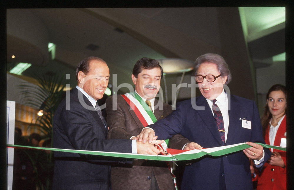 Silvio BERLUSCONI SHOPVILLE GRAN RENO a CASALECCHIO 1993 * 35 mm vintage slide 3 Diapositiva scattata durante l'inaugurazione del centro commerciale SHOPVILLE GRAN RENO a CASALECCHIO DI RENO nel 1993.Nella diapositiva sono inoltre presenti Roger Flament e il sindaco Ghino Collina. Diapositiva d'epoca, in formato 35 mm.CONDIZIONI: GOODE' severamente vietata la riproduzione. Tutti i diritti sono riservati. ICharta mette in vendita, sul negozio eBay e in esclusiva sul sito "icharta" il proprio archivio composto da numerose diapositive e negativi fotografici d'epoca, tutti originali e autentici, che attraversano la storia del costume italiano tra gli la fine degli anni Sessanta e Novanta.Si tratta di uno sguardo inedito sull'attualità, la politica, la vita quotidiana, il gossip e la cultura, che fotografa il cambiamento della nazione in quest'ultimo scorcio del XX secolo. Un'occasione unica per il mercato del collezionismo, che vede finalmente disponibile un archivio eccezionale per vastità, tematiche e condizioni, in un settore (il negativo fotografico e la diapositiva) di assoluta novità e dalle interessanti prospettive di investimento.  GOOD/buono   originale e autentica 1