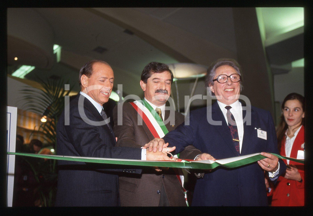 Silvio BERLUSCONI SHOPVILLE GRAN RENO a CASALECCHIO 1993 * 35 mm vintage slide 4 Diapositiva scattata durante l'inaugurazione del centro commerciale SHOPVILLE GRAN RENO a CASALECCHIO DI RENO nel 1993.Nella diapositiva sono inoltre presenti Roger Flament e il sindaco Ghino Collina. Diapositiva d'epoca, in formato 35 mm.CONDIZIONI: GOODE' severamente vietata la riproduzione. Tutti i diritti sono riservati. ICharta mette in vendita, sul negozio eBay e in esclusiva sul sito "icharta" il proprio archivio composto da numerose diapositive e negativi fotografici d'epoca, tutti originali e autentici, che attraversano la storia del costume italiano tra gli la fine degli anni Sessanta e Novanta.Si tratta di uno sguardo inedito sull'attualità, la politica, la vita quotidiana, il gossip e la cultura, che fotografa il cambiamento della nazione in quest'ultimo scorcio del XX secolo. Un'occasione unica per il mercato del collezionismo, che vede finalmente disponibile un archivio eccezionale per vastità, tematiche e condizioni, in un settore (il negativo fotografico e la diapositiva) di assoluta novità e dalle interessanti prospettive di investimento.  GOOD/buono   originale e autentica 1