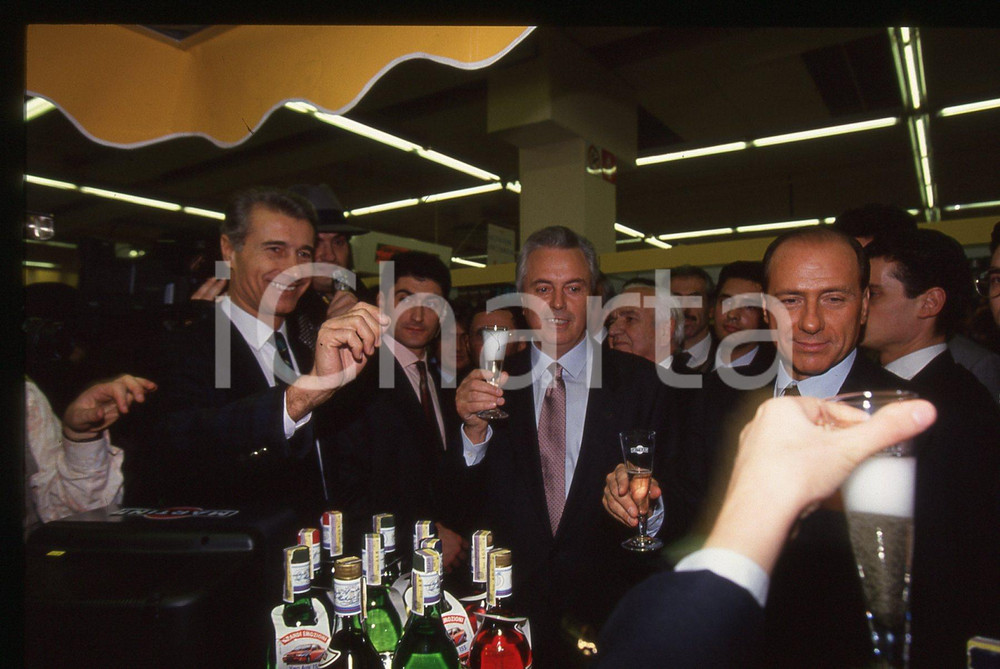 Silvio BERLUSCONI SHOPVILLE GRAN RENO a CASALECCHIO 1993 *35 mm vintage slide 7 Diapositiva scattata durante l'inaugurazione del centro commerciale SHOPVILLE GRAN RENO a CASALECCHIO DI RENO nel 1993.Â Diapositiva d'epoca, in formato 35 mm.CONDIZIONI: GOODE' severamente vietata la riproduzione. Tutti i diritti sono riservati. ICharta mette in vendita, sul negozio eBay e in esclusiva sul sito "icharta"Â il proprio archivio composto da numerose diapositive e negativi fotografici d'epoca, tutti originali e autentici, che attraversano la storia del costume italiano tra gli la fine degli anni Sessanta e Novanta.Si tratta di uno sguardo inedito sull'attualitÃ , la politica, la vita quotidiana, il gossip e la cultura, che fotografa il cambiamento della nazione in quest'ultimo scorcio del XX secolo.Â Un'occasione unica per il mercato del collezionismo, che vede finalmente disponibile un archivio eccezionale per vastitÃ , tematiche e condizioni, in un settore (il negativo fotografico e la diapositiva) di assoluta novitÃ  e dalle interessanti prospettive di investimento.Â  GOOD/buono   originale e autentica 1