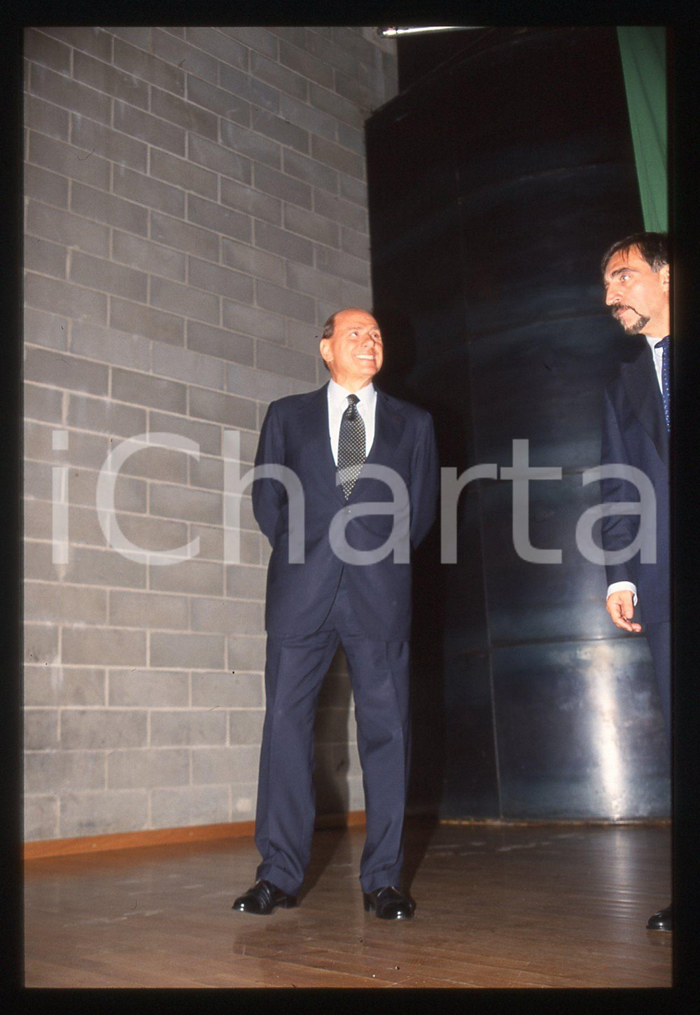 Silvio BERLUSCONI e Ignazio LA RUSSA - POLITICA 1995 ca * 35 mm vintage slide 4  Diapositiva d'epoca, in formato 35 mm.CONDIZIONI: GOODE' severamente vietata la riproduzione. Tutti i diritti sono riservati.ICharta mette in vendita, sul negozio eBay e in esclusiva sul sito "icharta" il proprio archivio composto da numerose diapositive e negativi fotografici d'epoca, tutti originali e autentici, che attraversano la storia del costume italiano tra gli la fine degli anni Sessanta e Novanta.Si tratta di uno sguardo inedito sull'attualità, la politica, la vita quotidiana, il gossip e la cultura, che fotografa il cambiamento della nazione in quest'ultimo scorcio del XX secolo. Un'occasione unica per il mercato del collezionismo, che vede finalmente disponibile un archivio eccezionale per vastità, tematiche e condizioni, in un settore (il negativo fotografico e la diapositiva) di assoluta novità e dalle interessanti prospettive di investimento.  GOOD/buono   originale e autentica 1
