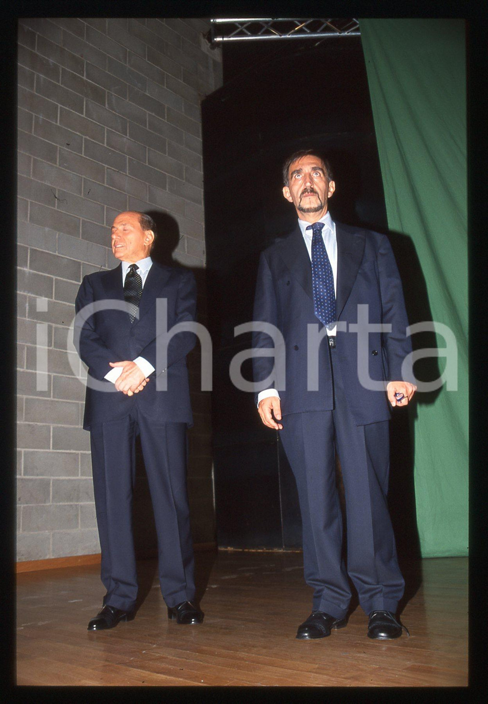 Silvio BERLUSCONI e Ignazio LA RUSSA - POLITICA 1995 ca * 35 mm vintage slide 5  Diapositiva d'epoca, in formato 35 mm.CONDIZIONI: GOODE' severamente vietata la riproduzione. Tutti i diritti sono riservati. ICharta mette in vendita, sul negozio eBay e in esclusiva sul sito "icharta" il proprio archivio composto da numerose diapositive e negativi fotografici d'epoca, tutti originali e autentici, che attraversano la storia del costume italiano tra gli la fine degli anni Sessanta e Novanta.Si tratta di uno sguardo inedito sull'attualità, la politica, la vita quotidiana, il gossip e la cultura, che fotografa il cambiamento della nazione in quest'ultimo scorcio del XX secolo. Un'occasione unica per il mercato del collezionismo, che vede finalmente disponibile un archivio eccezionale per vastità, tematiche e condizioni, in un settore (il negativo fotografico e la diapositiva) di assoluta novità e dalle interessanti prospettive di investimento.  GOOD/buono   originale e autentica 1