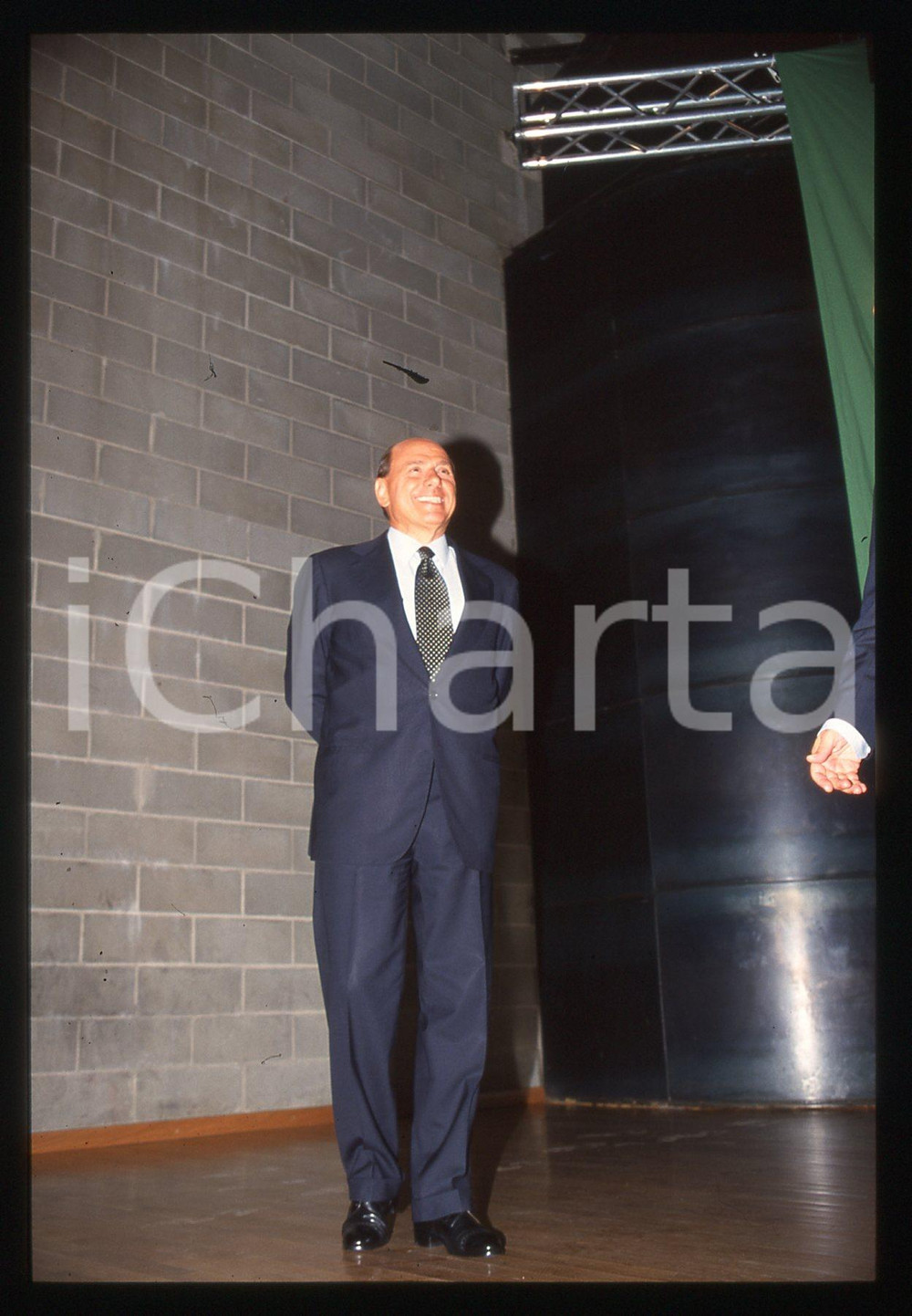 Silvio BERLUSCONI - Convegno ALLEANZA NAZIONALE 1995 ca * 35 mm vintage slide 25  Diapositiva d'epoca, in formato 35 mm.CONDIZIONI: GOODE' severamente vietata la riproduzione. Tutti i diritti sono riservati. ICharta mette in vendita, sul negozio eBay e in esclusiva sul sito "icharta" il proprio archivio composto da numerose diapositive e negativi fotografici d'epoca, tutti originali e autentici, che attraversano la storia del costume italiano tra gli la fine degli anni Sessanta e Novanta.Si tratta di uno sguardo inedito sull'attualità, la politica, la vita quotidiana, il gossip e la cultura, che fotografa il cambiamento della nazione in quest'ultimo scorcio del XX secolo. Un'occasione unica per il mercato del collezionismo, che vede finalmente disponibile un archivio eccezionale per vastità, tematiche e condizioni, in un settore (il negativo fotografico e la diapositiva) di assoluta novità e dalle interessanti prospettive di investimento.  GOOD/buono   originale e autentica 1