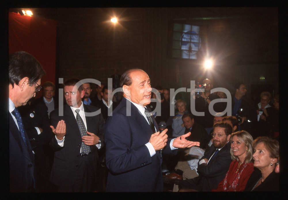 Silvio BERLUSCONI - Convegno ALLEANZA NAZIONALE 1995 ca * 35 mm vintage slide 27  Diapositiva d'epoca, in formato 35 mm.CONDIZIONI: GOODE' severamente vietata la riproduzione. Tutti i diritti sono riservati.ICharta mette in vendita, sul negozio eBay e in esclusiva sul sito "icharta" il proprio archivio composto da numerose diapositive e negativi fotografici d'epoca, tutti originali e autentici, che attraversano la storia del costume italiano tra gli la fine degli anni Sessanta e Novanta.Si tratta di uno sguardo inedito sull'attualità, la politica, la vita quotidiana, il gossip e la cultura, che fotografa il cambiamento della nazione in quest'ultimo scorcio del XX secolo. Un'occasione unica per il mercato del collezionismo, che vede finalmente disponibile un archivio eccezionale per vastità, tematiche e condizioni, in un settore (il negativo fotografico e la diapositiva) di assoluta novità e dalle interessanti prospettive di investimento.  GOOD/buono   originale e autentica 1