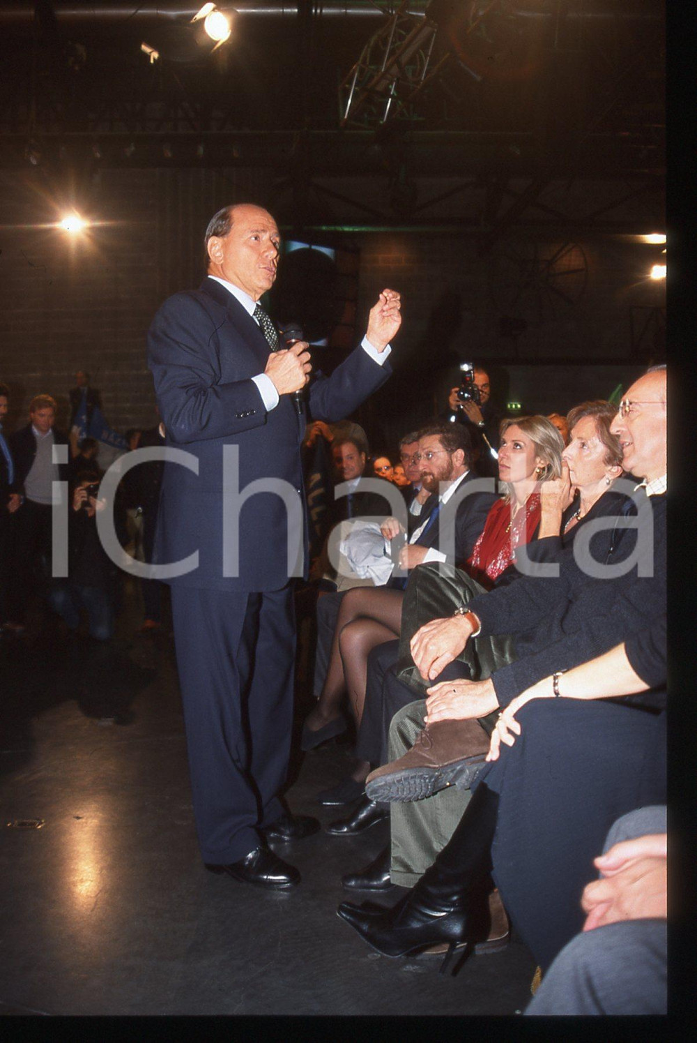 Silvio BERLUSCONI - Convegno ALLEANZA NAZIONALE 1995 ca * 35 mm vintage slide 28  Diapositiva d'epoca, in formato 35 mm.CONDIZIONI: GOODE' severamente vietata la riproduzione. Tutti i diritti sono riservati.ICharta mette in vendita, sul negozio eBay e in esclusiva sul sito "icharta" il proprio archivio composto da numerose diapositive e negativi fotografici d'epoca, tutti originali e autentici, che attraversano la storia del costume italiano tra gli la fine degli anni Sessanta e Novanta.Si tratta di uno sguardo inedito sull'attualità, la politica, la vita quotidiana, il gossip e la cultura, che fotografa il cambiamento della nazione in quest'ultimo scorcio del XX secolo. Un'occasione unica per il mercato del collezionismo, che vede finalmente disponibile un archivio eccezionale per vastità, tematiche e condizioni, in un settore (il negativo fotografico e la diapositiva) di assoluta novità e dalle interessanti prospettive di investimento.  GOOD/buono   originale e autentica 1