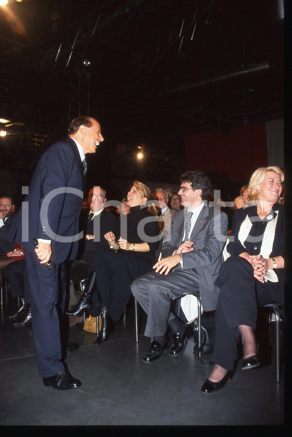 Silvio BERLUSCONI - Convegno ALLEANZA NAZIONALE 1995 ca * 35 mm vintage slide 30  Diapositiva d'epoca, in formato 35 mm.CONDIZIONI: GOODE' severamente vietata la riproduzione. Tutti i diritti sono riservati. ICharta mette in vendita, sul negozio eBay e in esclusiva sul sito "icharta" il proprio archivio composto da numerose diapositive e negativi fotografici d'epoca, tutti originali e autentici, che attraversano la storia del costume italiano tra gli la fine degli anni Sessanta e Novanta.Si tratta di uno sguardo inedito sull'attualità, la politica, la vita quotidiana, il gossip e la cultura, che fotografa il cambiamento della nazione in quest'ultimo scorcio del XX secolo. Un'occasione unica per il mercato del collezionismo, che vede finalmente disponibile un archivio eccezionale per vastità, tematiche e condizioni, in un settore (il negativo fotografico e la diapositiva) di assoluta novità e dalle interessanti prospettive di investimento.  GOOD/buono   originale e autentica 1