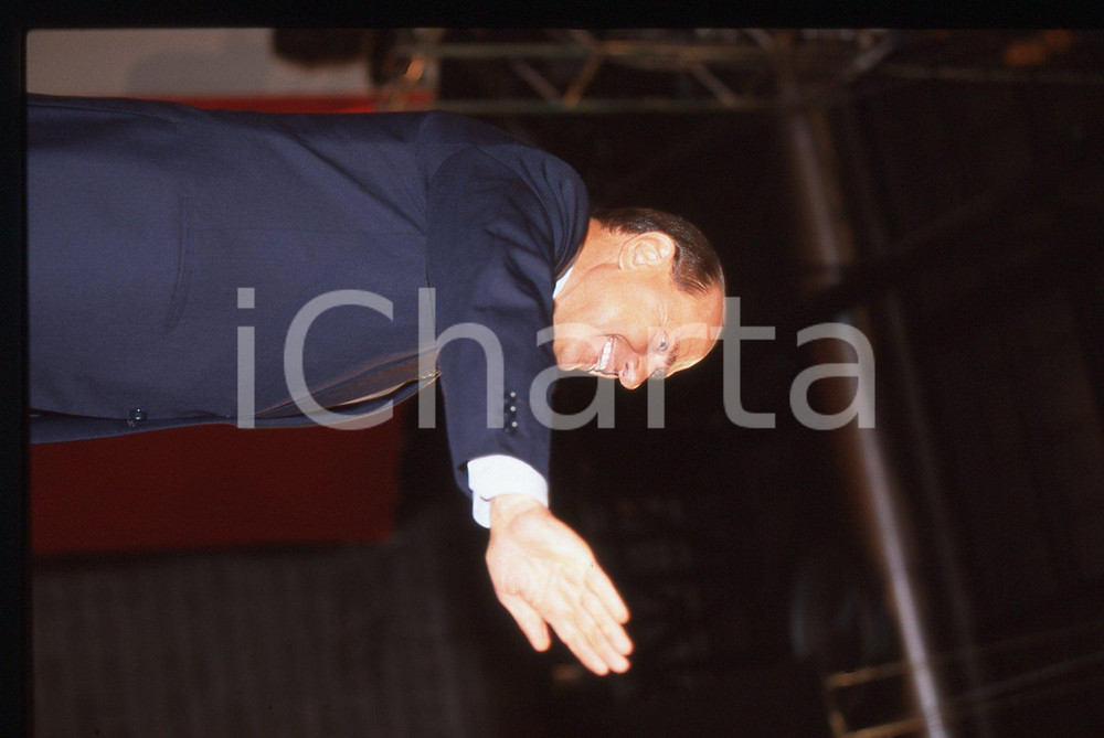 Silvio BERLUSCONI - Convegno ALLEANZA NAZIONALE 1995 ca * 35 mm vintage slide 32  Diapositiva d'epoca, in formato 35 mm.CONDIZIONI: GOODE' severamente vietata la riproduzione. Tutti i diritti sono riservati. ICharta mette in vendita, sul negozio eBay e in esclusiva sul sito "icharta" il proprio archivio composto da numerose diapositive e negativi fotografici d'epoca, tutti originali e autentici, che attraversano la storia del costume italiano tra gli la fine degli anni Sessanta e Novanta.Si tratta di uno sguardo inedito sull'attualità, la politica, la vita quotidiana, il gossip e la cultura, che fotografa il cambiamento della nazione in quest'ultimo scorcio del XX secolo. Un'occasione unica per il mercato del collezionismo, che vede finalmente disponibile un archivio eccezionale per vastità, tematiche e condizioni, in un settore (il negativo fotografico e la diapositiva) di assoluta novità e dalle interessanti prospettive di investimento.  GOOD/buono   originale e autentica 1