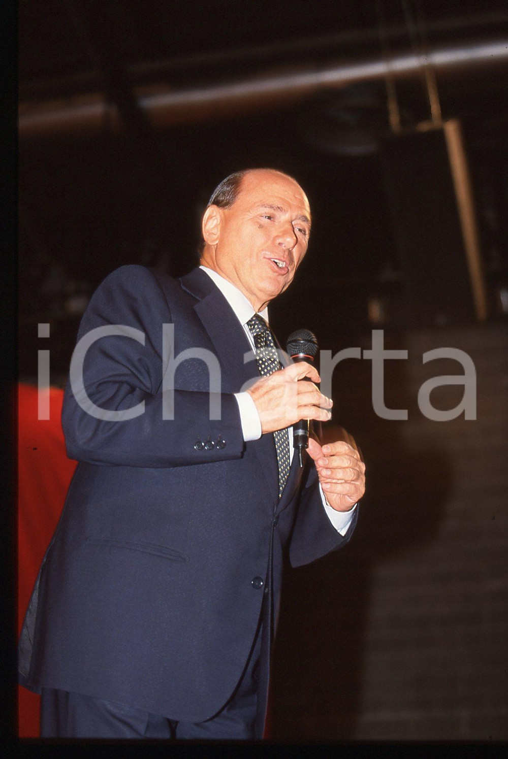 Silvio BERLUSCONI - Convegno ALLEANZA NAZIONALE 1995 ca * 35 mm vintage slide 33  Diapositiva d'epoca, in formato 35 mm.CONDIZIONI: GOODE' severamente vietata la riproduzione. Tutti i diritti sono riservati. ICharta mette in vendita, sul negozio eBay e in esclusiva sul sito "icharta" il proprio archivio composto da numerose diapositive e negativi fotografici d'epoca, tutti originali e autentici, che attraversano la storia del costume italiano tra gli la fine degli anni Sessanta e Novanta.Si tratta di uno sguardo inedito sull'attualità, la politica, la vita quotidiana, il gossip e la cultura, che fotografa il cambiamento della nazione in quest'ultimo scorcio del XX secolo. Un'occasione unica per il mercato del collezionismo, che vede finalmente disponibile un archivio eccezionale per vastità, tematiche e condizioni, in un settore (il negativo fotografico e la diapositiva) di assoluta novità e dalle interessanti prospettive di investimento.  GOOD/buono   originale e autentica 1