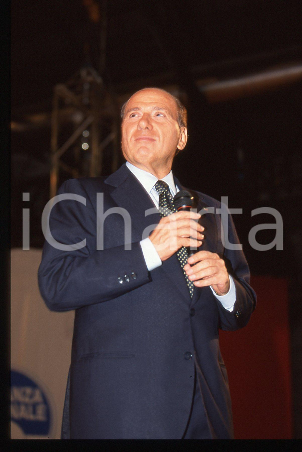 Silvio BERLUSCONI - Convegno ALLEANZA NAZIONALE 1995 ca * 35 mm vintage slide 35  Diapositiva d'epoca, in formato 35 mm.CONDIZIONI: GOODE' severamente vietata la riproduzione. Tutti i diritti sono riservati.ICharta mette in vendita, sul negozio eBay e in esclusiva sul sito "icharta" il proprio archivio composto da numerose diapositive e negativi fotografici d'epoca, tutti originali e autentici, che attraversano la storia del costume italiano tra gli la fine degli anni Sessanta e Novanta.Si tratta di uno sguardo inedito sull'attualità, la politica, la vita quotidiana, il gossip e la cultura, che fotografa il cambiamento della nazione in quest'ultimo scorcio del XX secolo. Un'occasione unica per il mercato del collezionismo, che vede finalmente disponibile un archivio eccezionale per vastità, tematiche e condizioni, in un settore (il negativo fotografico e la diapositiva) di assoluta novità e dalle interessanti prospettive di investimento.  GOOD/buono   originale e autentica 1