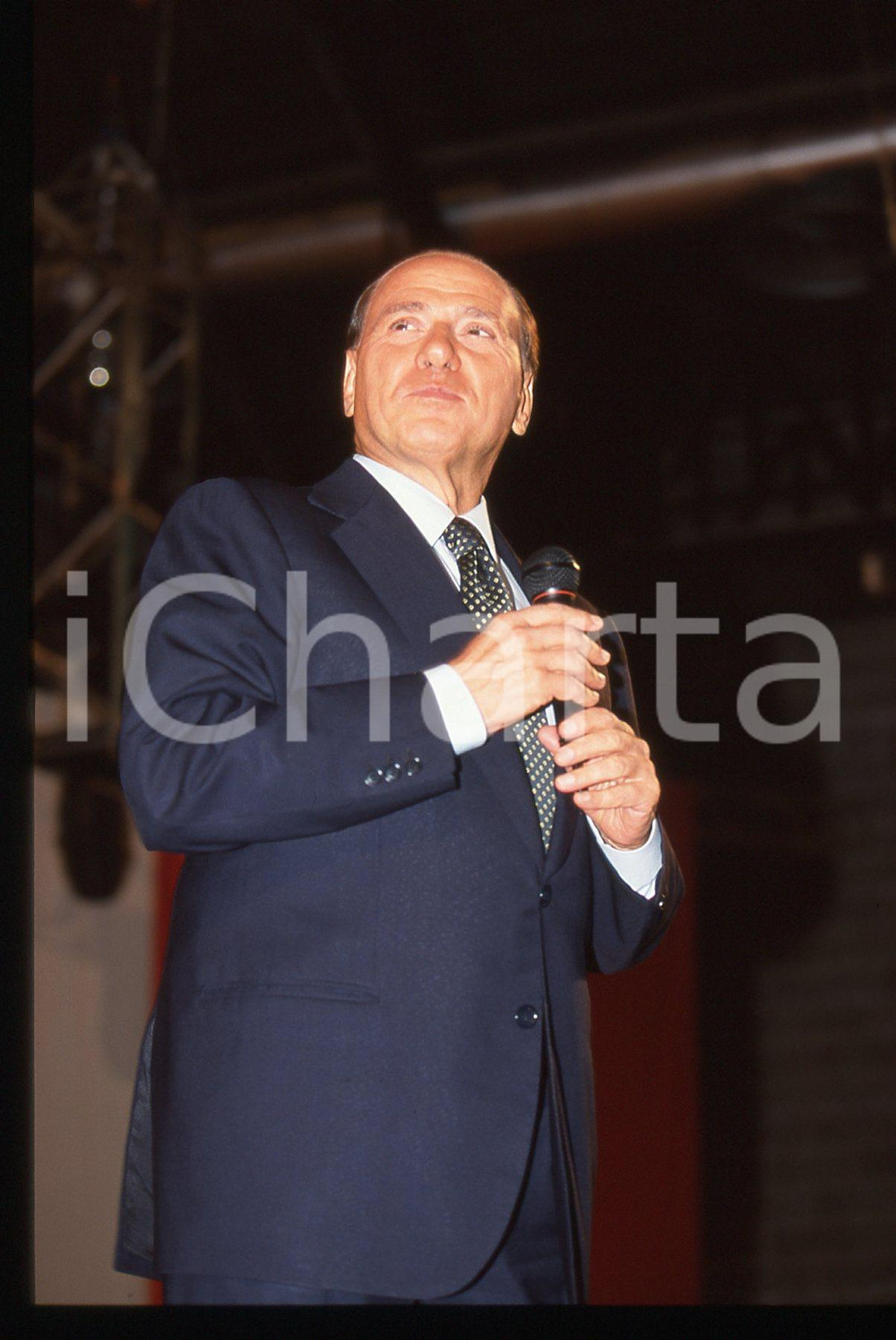 Silvio BERLUSCONI - Convegno ALLEANZA NAZIONALE 1995 ca * 35 mm vintage slide 37  Diapositiva d'epoca, in formato 35 mm.CONDIZIONI: GOODE' severamente vietata la riproduzione. Tutti i diritti sono riservati.ICharta mette in vendita, sul negozio eBay e in esclusiva sul sito "icharta" il proprio archivio composto da numerose diapositive e negativi fotografici d'epoca, tutti originali e autentici, che attraversano la storia del costume italiano tra gli la fine degli anni Sessanta e Novanta.Si tratta di uno sguardo inedito sull'attualità, la politica, la vita quotidiana, il gossip e la cultura, che fotografa il cambiamento della nazione in quest'ultimo scorcio del XX secolo. Un'occasione unica per il mercato del collezionismo, che vede finalmente disponibile un archivio eccezionale per vastità, tematiche e condizioni, in un settore (il negativo fotografico e la diapositiva) di assoluta novità e dalle interessanti prospettive di investimento.  GOOD/buono   originale e autentica 1