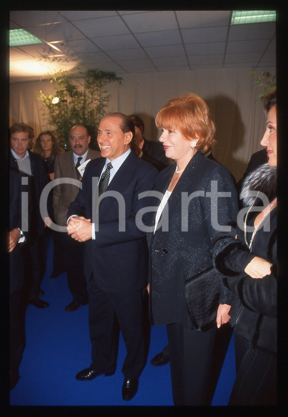 Silvio BERLUSCONI e Ombretta COLLI - POLITICA 1995 ca * 35 mm vintage slide 2  Diapositiva d'epoca, in formato 35 mm.CONDIZIONI: GOODE' severamente vietata la riproduzione. Tutti i diritti sono riservati.ICharta mette in vendita, sul negozio eBay e in esclusiva sul sito "icharta" il proprio archivio composto da numerose diapositive e negativi fotografici d'epoca, tutti originali e autentici, che attraversano la storia del costume italiano tra gli la fine degli anni Sessanta e Novanta.Si tratta di uno sguardo inedito sull'attualità, la politica, la vita quotidiana, il gossip e la cultura, che fotografa il cambiamento della nazione in quest'ultimo scorcio del XX secolo. Un'occasione unica per il mercato del collezionismo, che vede finalmente disponibile un archivio eccezionale per vastità, tematiche e condizioni, in un settore (il negativo fotografico e la diapositiva) di assoluta novità e dalle interessanti prospettive di investimento.  GOOD/buono   originale e autentica 1
