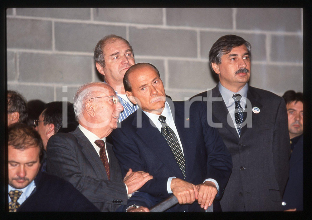 Silvio BERLUSCONI Pier Gianni PROSPERINI POLITICA 1995 ca *35 mm vintage slide 7 Diapositiva d'epoca, in formato 35 mm.CONDIZIONI: GOODE' severamente vietata la riproduzione. Tutti i diritti sono riservati.ICharta mette in vendita, sul negozio eBay e in esclusiva sul sito "icharta" il proprio archivio composto da numerose diapositive e negativi fotografici d'epoca, tutti originali e autentici, che attraversano la storia del costume italiano tra gli la fine degli anni Sessanta e Novanta.Si tratta di uno sguardo inedito sull'attualità, la politica, la vita quotidiana, il gossip e la cultura, che fotografa il cambiamento della nazione in quest'ultimo scorcio del XX secolo. Un'occasione unica per il mercato del collezionismo, che vede finalmente disponibile un archivio eccezionale per vastità, tematiche e condizioni, in un settore (il negativo fotografico e la diapositiva) di assoluta novità e dalle interessanti prospettive di investimento.  GOOD/buono   originale e autentica 1
