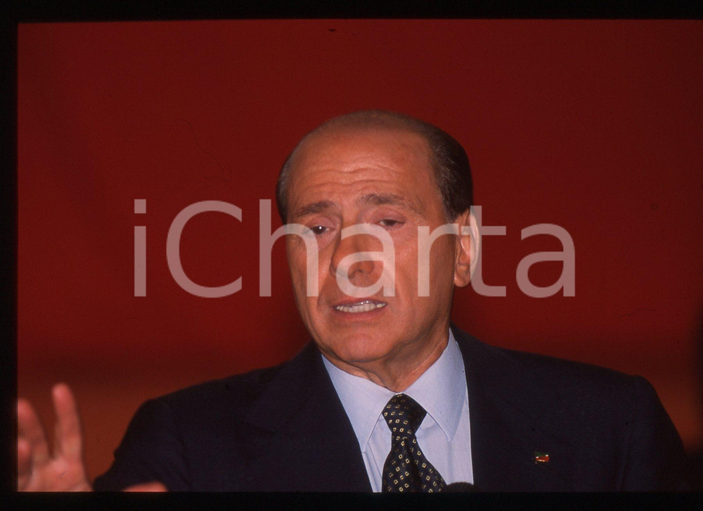 Silvio BERLUSCONI - Convegno ALLEANZA NAZIONALE 1995 ca * 35 mm vintage slide 38  Diapositiva d'epoca, in formato 35 mm.CONDIZIONI: GOODE' severamente vietata la riproduzione. Tutti i diritti sono riservati.ICharta mette in vendita, sul negozio eBay e in esclusiva sul sito "icharta" il proprio archivio composto da numerose diapositive e negativi fotografici d'epoca, tutti originali e autentici, che attraversano la storia del costume italiano tra gli la fine degli anni Sessanta e Novanta.Si tratta di uno sguardo inedito sull'attualità, la politica, la vita quotidiana, il gossip e la cultura, che fotografa il cambiamento della nazione in quest'ultimo scorcio del XX secolo. Un'occasione unica per il mercato del collezionismo, che vede finalmente disponibile un archivio eccezionale per vastità, tematiche e condizioni, in un settore (il negativo fotografico e la diapositiva) di assoluta novità e dalle interessanti prospettive di investimento.  GOOD/buono   originale e autentica 1