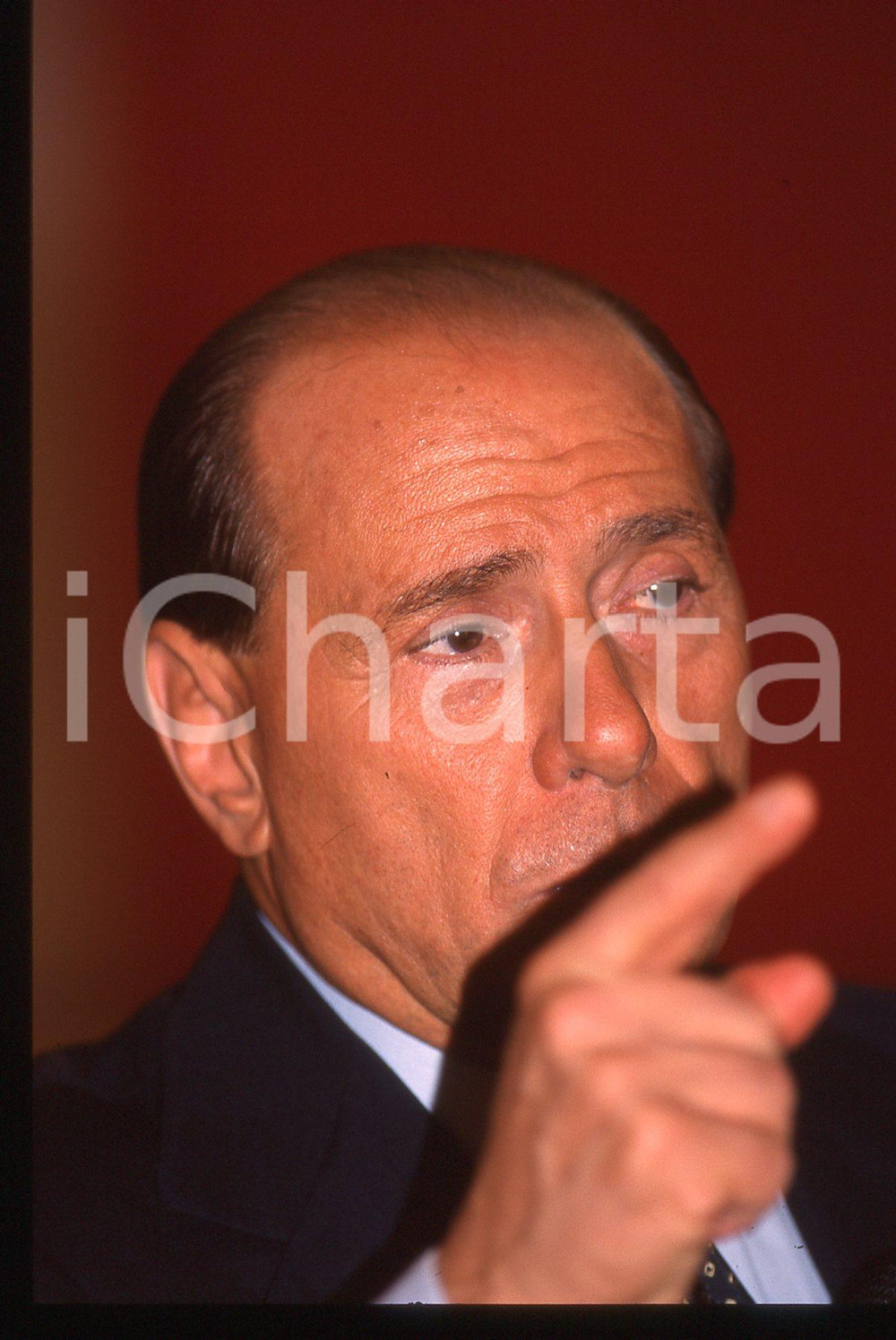 Silvio BERLUSCONI - Convegno ALLEANZA NAZIONALE 1995 ca * 35 mm vintage slide 40  Diapositiva d'epoca, in formato 35 mm.CONDIZIONI: GOODE' severamente vietata la riproduzione. Tutti i diritti sono riservati.ICharta mette in vendita, sul negozio eBay e in esclusiva sul sito "icharta" il proprio archivio composto da numerose diapositive e negativi fotografici d'epoca, tutti originali e autentici, che attraversano la storia del costume italiano tra gli la fine degli anni Sessanta e Novanta.Si tratta di uno sguardo inedito sull'attualità, la politica, la vita quotidiana, il gossip e la cultura, che fotografa il cambiamento della nazione in quest'ultimo scorcio del XX secolo. Un'occasione unica per il mercato del collezionismo, che vede finalmente disponibile un archivio eccezionale per vastità, tematiche e condizioni, in un settore (il negativo fotografico e la diapositiva) di assoluta novità e dalle interessanti prospettive di investimento.  GOOD/buono   originale e autentica 1