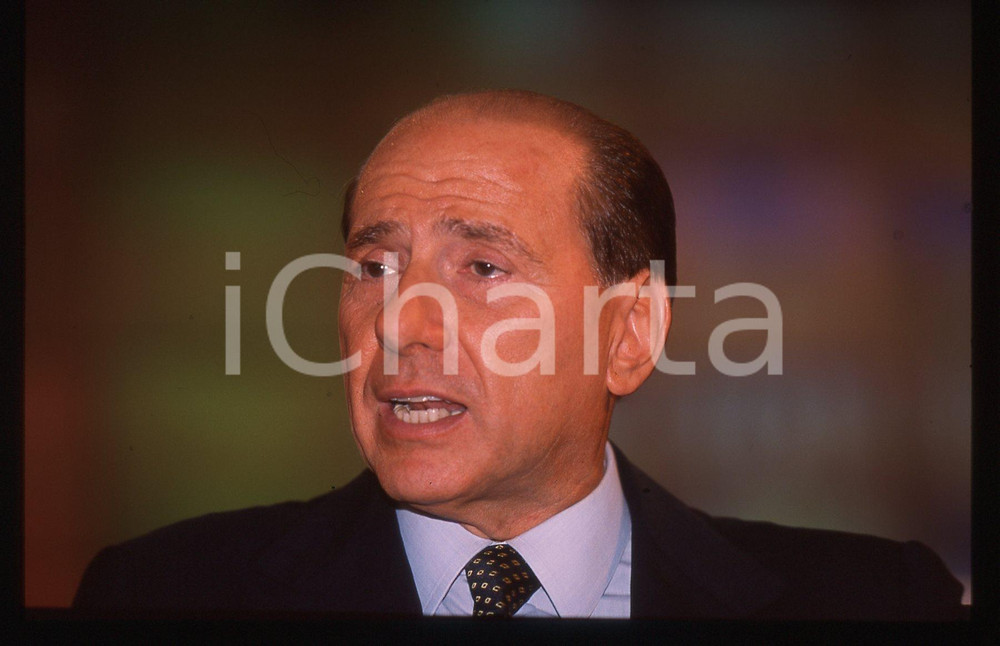 Silvio BERLUSCONI - Convegno ALLEANZA NAZIONALE 1995 ca * 35 mm vintage slide 42  Diapositiva d'epoca, in formato 35 mm.CONDIZIONI: GOODE' severamente vietata la riproduzione. Tutti i diritti sono riservati.ICharta mette in vendita, sul negozio eBay e in esclusiva sul sito "icharta" il proprio archivio composto da numerose diapositive e negativi fotografici d'epoca, tutti originali e autentici, che attraversano la storia del costume italiano tra gli la fine degli anni Sessanta e Novanta.Si tratta di uno sguardo inedito sull'attualità, la politica, la vita quotidiana, il gossip e la cultura, che fotografa il cambiamento della nazione in quest'ultimo scorcio del XX secolo. Un'occasione unica per il mercato del collezionismo, che vede finalmente disponibile un archivio eccezionale per vastità, tematiche e condizioni, in un settore (il negativo fotografico e la diapositiva) di assoluta novità e dalle interessanti prospettive di investimento.  GOOD/buono   originale e autentica 1