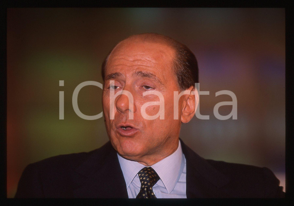 Silvio BERLUSCONI - Convegno ALLEANZA NAZIONALE 1995 ca * 35 mm vintage slide 43  Diapositiva d'epoca, in formato 35 mm.CONDIZIONI: GOODE' severamente vietata la riproduzione. Tutti i diritti sono riservati. ICharta mette in vendita, sul negozio eBay e in esclusiva sul sito "icharta" il proprio archivio composto da numerose diapositive e negativi fotografici d'epoca, tutti originali e autentici, che attraversano la storia del costume italiano tra gli la fine degli anni Sessanta e Novanta.Si tratta di uno sguardo inedito sull'attualità, la politica, la vita quotidiana, il gossip e la cultura, che fotografa il cambiamento della nazione in quest'ultimo scorcio del XX secolo. Un'occasione unica per il mercato del collezionismo, che vede finalmente disponibile un archivio eccezionale per vastità, tematiche e condizioni, in un settore (il negativo fotografico e la diapositiva) di assoluta novità e dalle interessanti prospettive di investimento.  GOOD/buono   originale e autentica 1