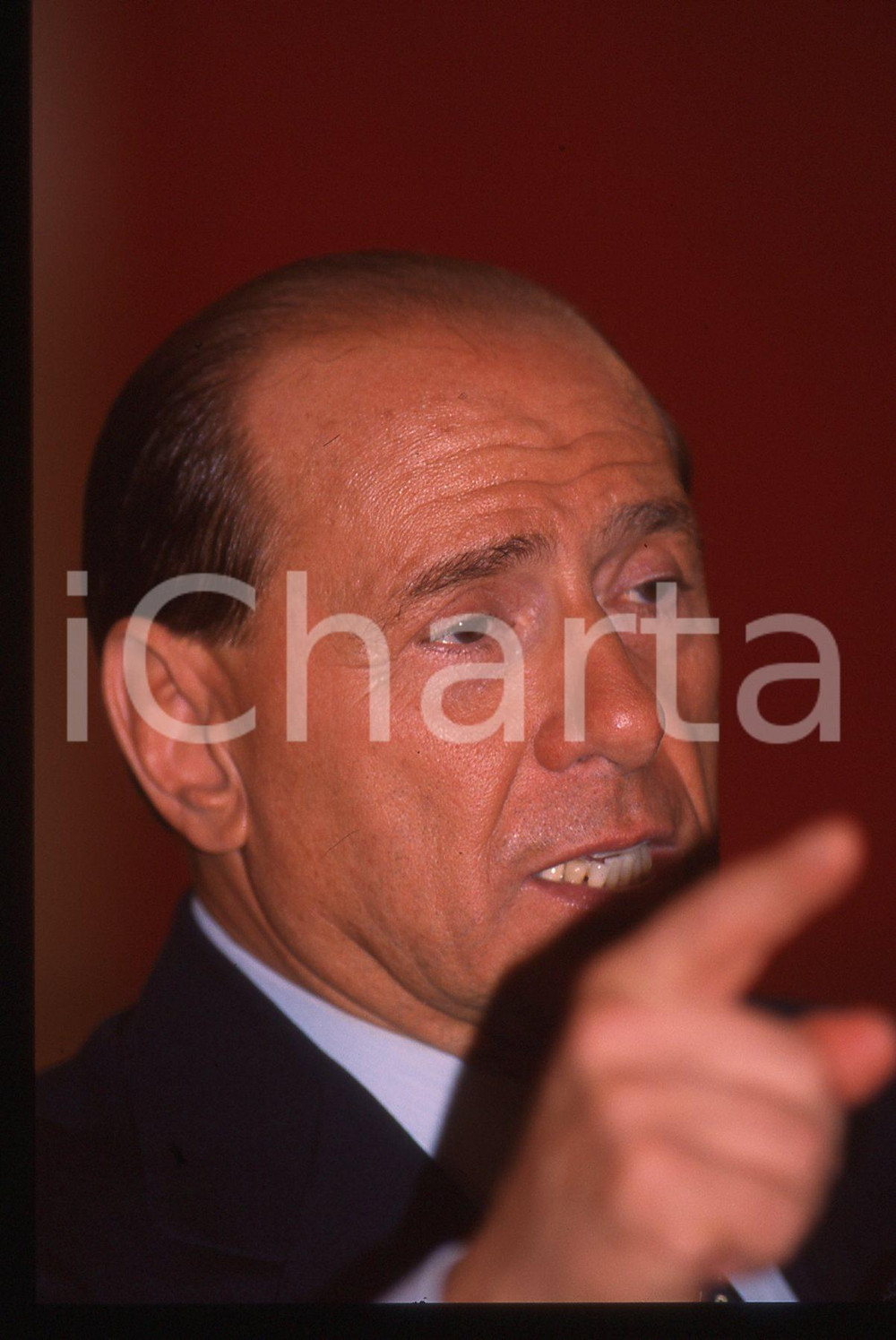 Silvio BERLUSCONI - Convegno ALLEANZA NAZIONALE 1995 ca * 35 mm vintage slide 44  Diapositiva d'epoca, in formato 35 mm.CONDIZIONI: GOODE' severamente vietata la riproduzione. Tutti i diritti sono riservati.ICharta mette in vendita, sul negozio eBay e in esclusiva sul sito "icharta" il proprio archivio composto da numerose diapositive e negativi fotografici d'epoca, tutti originali e autentici, che attraversano la storia del costume italiano tra gli la fine degli anni Sessanta e Novanta.Si tratta di uno sguardo inedito sull'attualità, la politica, la vita quotidiana, il gossip e la cultura, che fotografa il cambiamento della nazione in quest'ultimo scorcio del XX secolo. Un'occasione unica per il mercato del collezionismo, che vede finalmente disponibile un archivio eccezionale per vastità, tematiche e condizioni, in un settore (il negativo fotografico e la diapositiva) di assoluta novità e dalle interessanti prospettive di investimento.  GOOD/buono   originale e autentica 1
