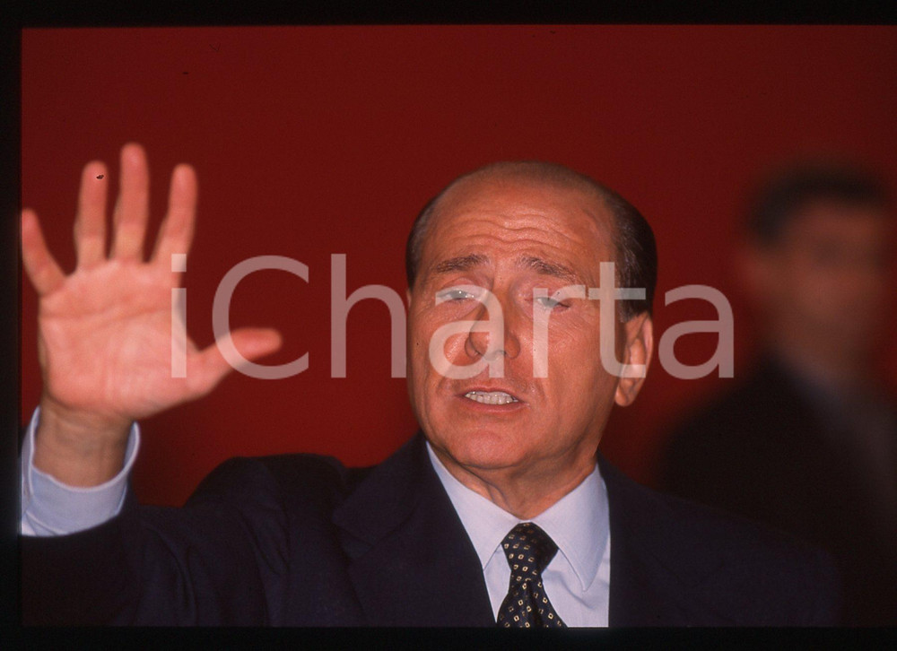 Silvio BERLUSCONI - Convegno ALLEANZA NAZIONALE 1995 ca * 35 mm vintage slide 45  Diapositiva d'epoca, in formato 35 mm.CONDIZIONI: GOODE' severamente vietata la riproduzione. Tutti i diritti sono riservati.ICharta mette in vendita, sul negozio eBay e in esclusiva sul sito "icharta" il proprio archivio composto da numerose diapositive e negativi fotografici d'epoca, tutti originali e autentici, che attraversano la storia del costume italiano tra gli la fine degli anni Sessanta e Novanta.Si tratta di uno sguardo inedito sull'attualità, la politica, la vita quotidiana, il gossip e la cultura, che fotografa il cambiamento della nazione in quest'ultimo scorcio del XX secolo. Un'occasione unica per il mercato del collezionismo, che vede finalmente disponibile un archivio eccezionale per vastità, tematiche e condizioni, in un settore (il negativo fotografico e la diapositiva) di assoluta novità e dalle interessanti prospettive di investimento.  GOOD/buono   originale e autentica 1