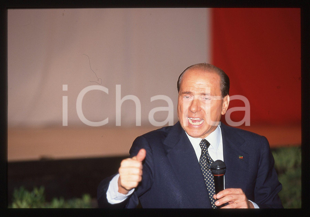 Silvio BERLUSCONI - Convegno ALLEANZA NAZIONALE 1995 ca * 35 mm vintage slide 46  Diapositiva d'epoca, in formato 35 mm.CONDIZIONI: GOODE' severamente vietata la riproduzione. Tutti i diritti sono riservati. ICharta mette in vendita, sul negozio eBay e in esclusiva sul sito "icharta" il proprio archivio composto da numerose diapositive e negativi fotografici d'epoca, tutti originali e autentici, che attraversano la storia del costume italiano tra gli la fine degli anni Sessanta e Novanta.Si tratta di uno sguardo inedito sull'attualità, la politica, la vita quotidiana, il gossip e la cultura, che fotografa il cambiamento della nazione in quest'ultimo scorcio del XX secolo. Un'occasione unica per il mercato del collezionismo, che vede finalmente disponibile un archivio eccezionale per vastità, tematiche e condizioni, in un settore (il negativo fotografico e la diapositiva) di assoluta novità e dalle interessanti prospettive di investimento.  GOOD/buono   originale e autentica 1
